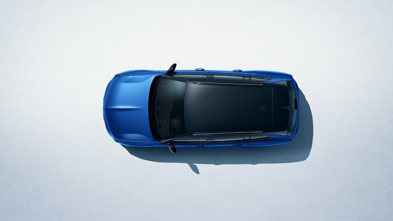Bovenaanzicht van een blauwe Opel Astra Sports Tourer met zwart dak